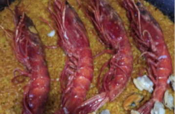 Arroz caldoso de carabineros y almejas