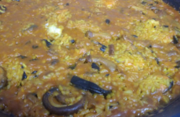 Paella de marisco y setas