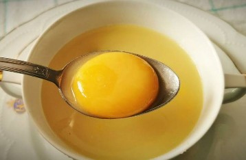 Consomé al jerez con yema de huevo