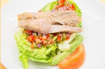 Ensalada de cogollos y ventresca de atún