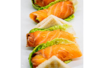 Rollitos de salmón con esparragos y aguacate